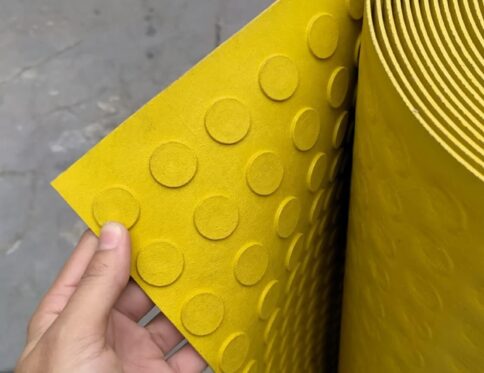 Tapete emborrachado moeda c/80cm amarelo (3mm)