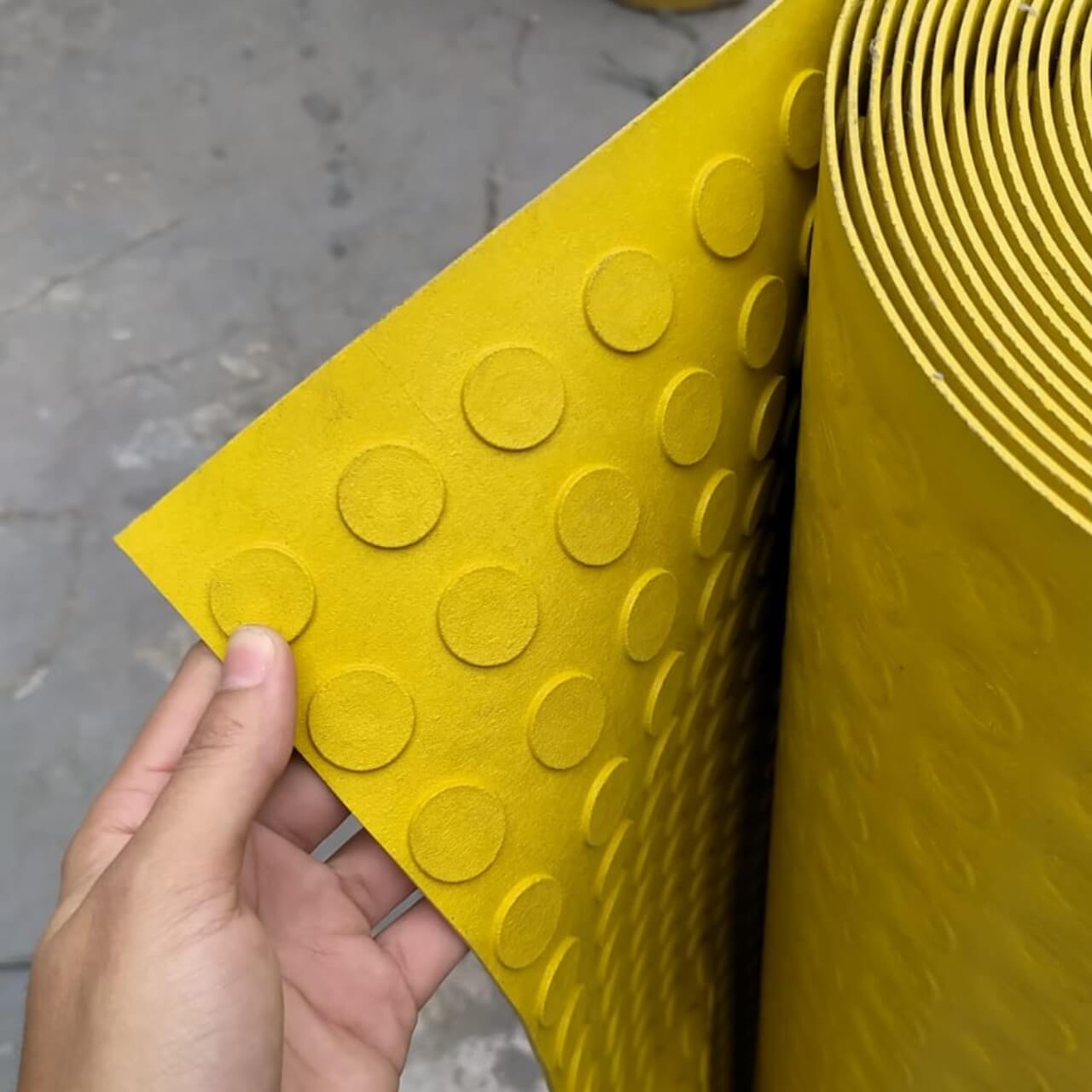 Tapete emborrachado moeda c/80cm amarelo (3mm)